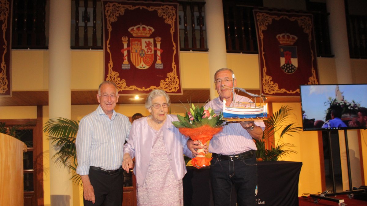 Trinidad del Águila, junto al alcalde, Gabriel Amat; en su homenaje.