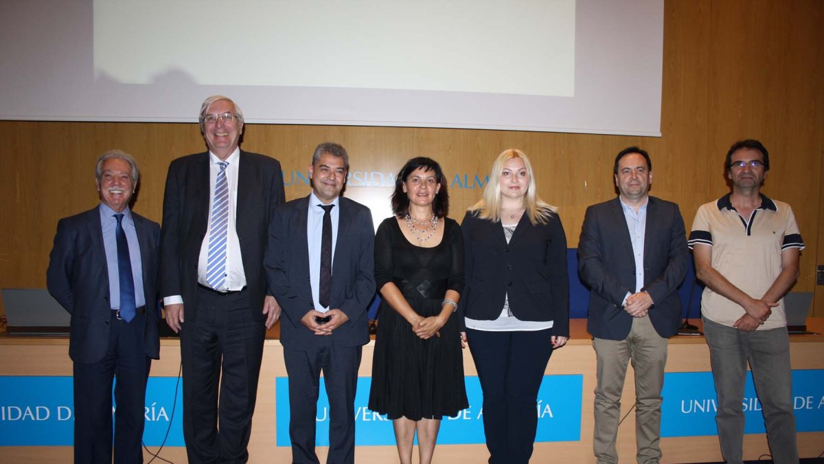 Foto de la firma para la creación del Seminario de la Encuesta Mundial de Valores en la UAL.