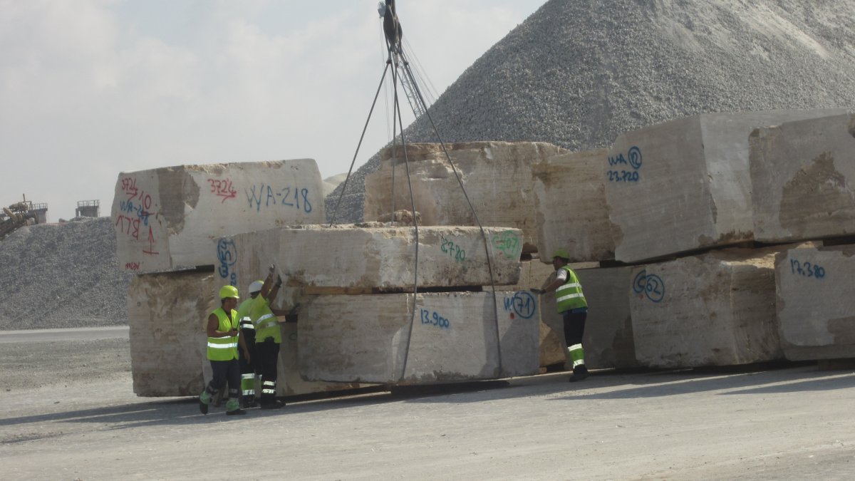 Estibadores en el Puerto de Almería con una carga de mármol d ela empresa Cantursa.