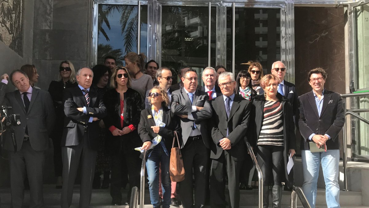 Los jueces y fiscales que se han concentrado hoy en la puerta de la Audiencia Provincial en la calle Reina Regente. Foto: F. Cuadrado