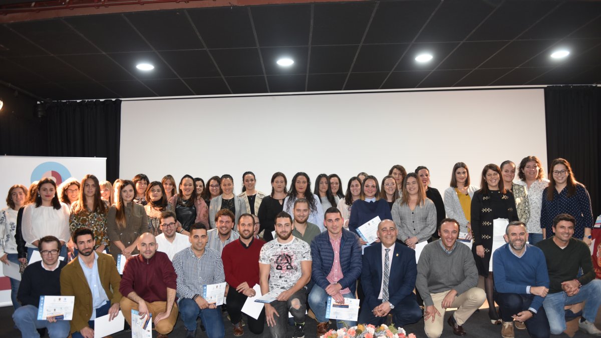 Foto de familia de participantes en el programa y concejales.