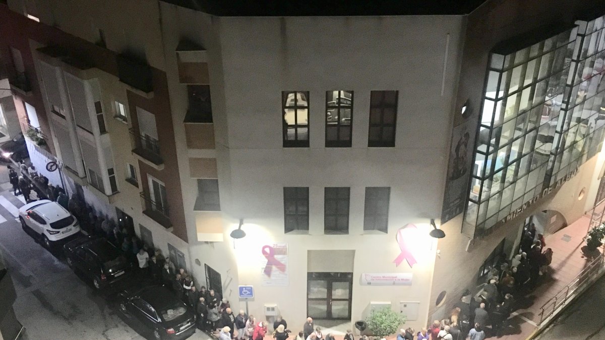 Cola antes de que comience la sesión de cine de Albox de este lunes.