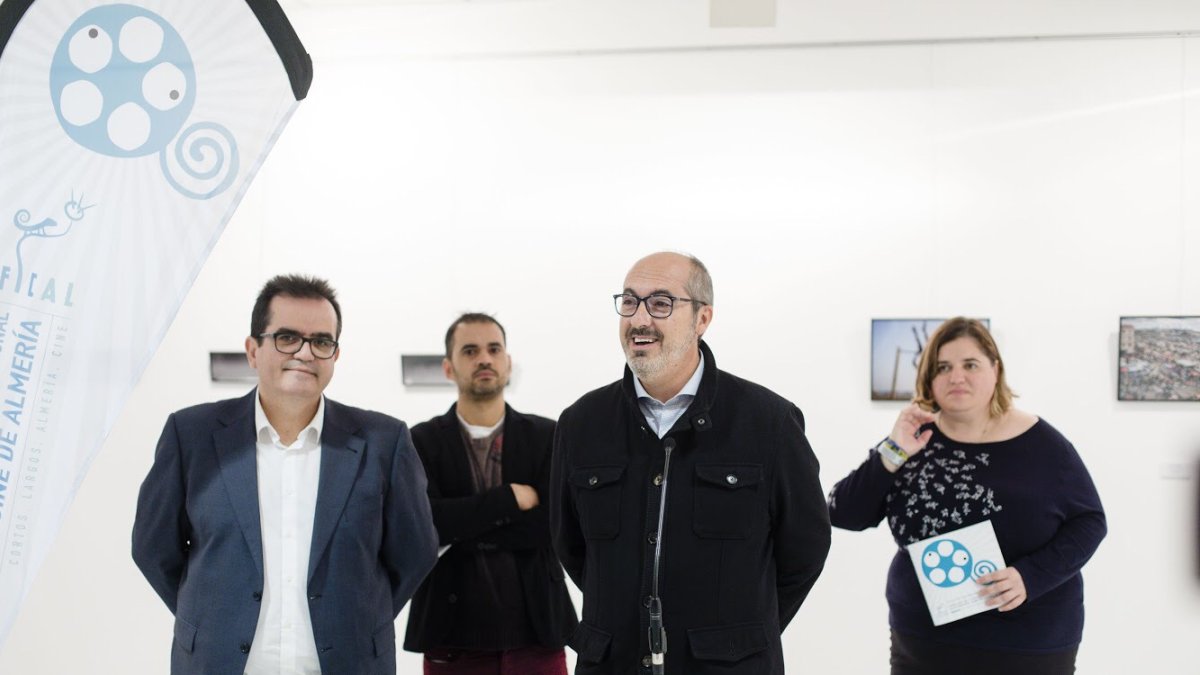 Artistas premiados durante la apertura de la muestra.