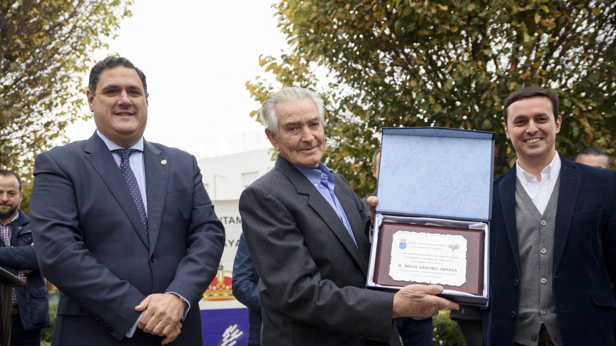 Diego Sánchez, homenajeado porque a sus 85 años sigue en la brecha