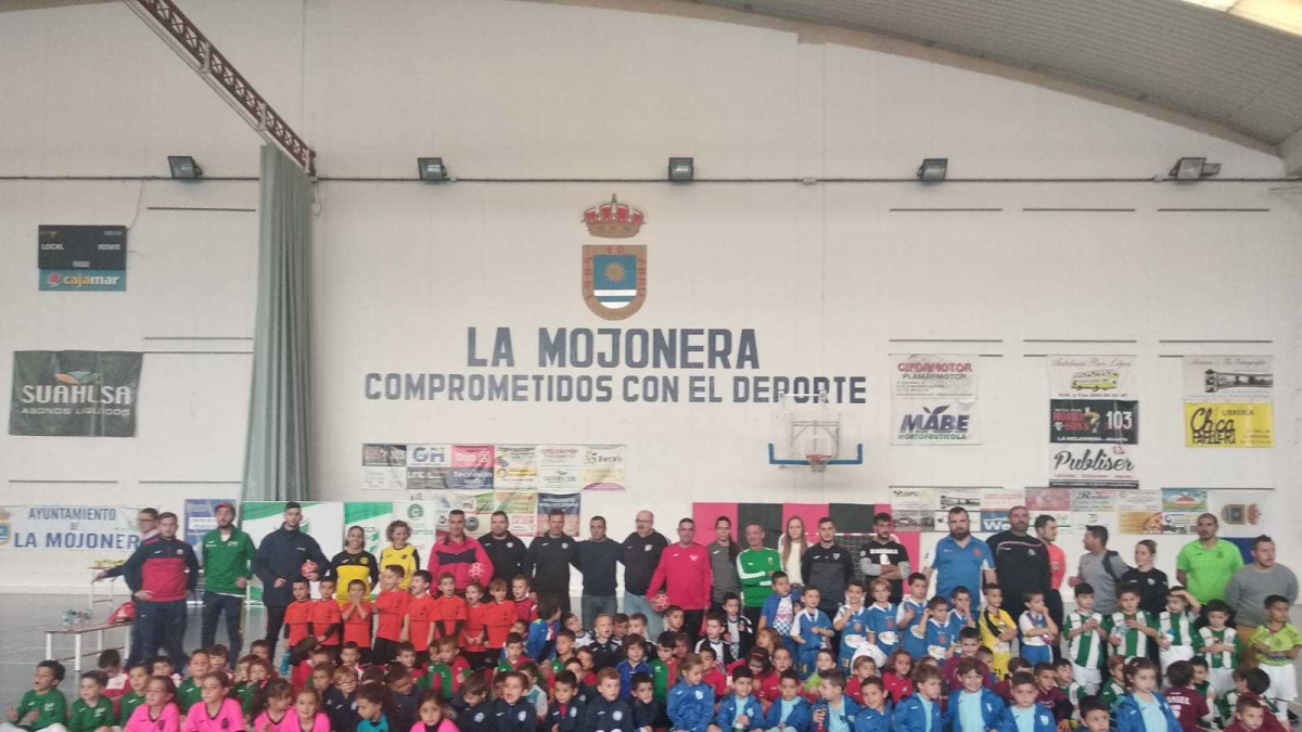 Los equipos con los monitores y las autoridades en el centro de la pista.