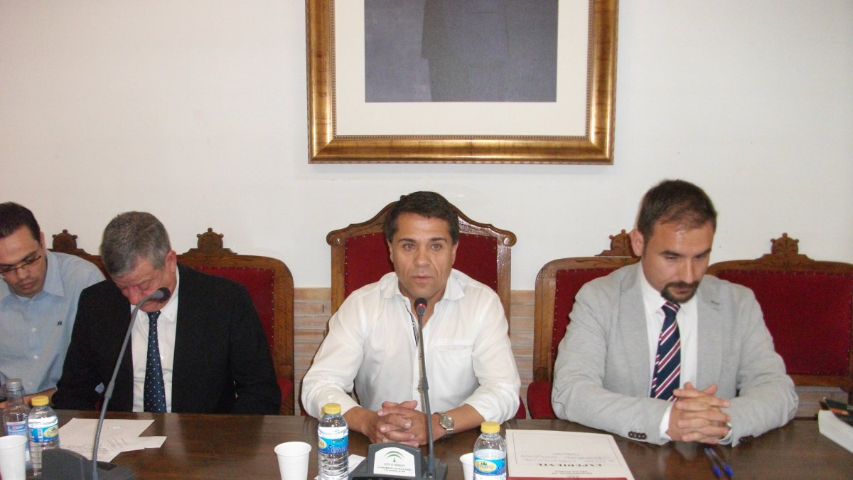 Pleno de investidura del socialista Domingo Crisol en 2015, con Miguel Martínez Carlón del PP (izq).