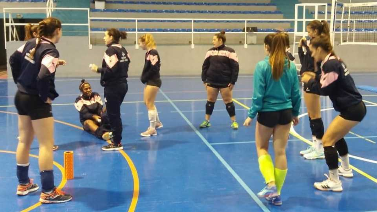 Las almerienses calientan en la pista.