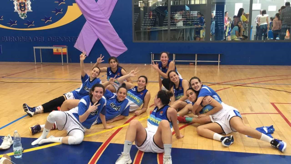 Las roqueteras celebran la victoria en la pista.