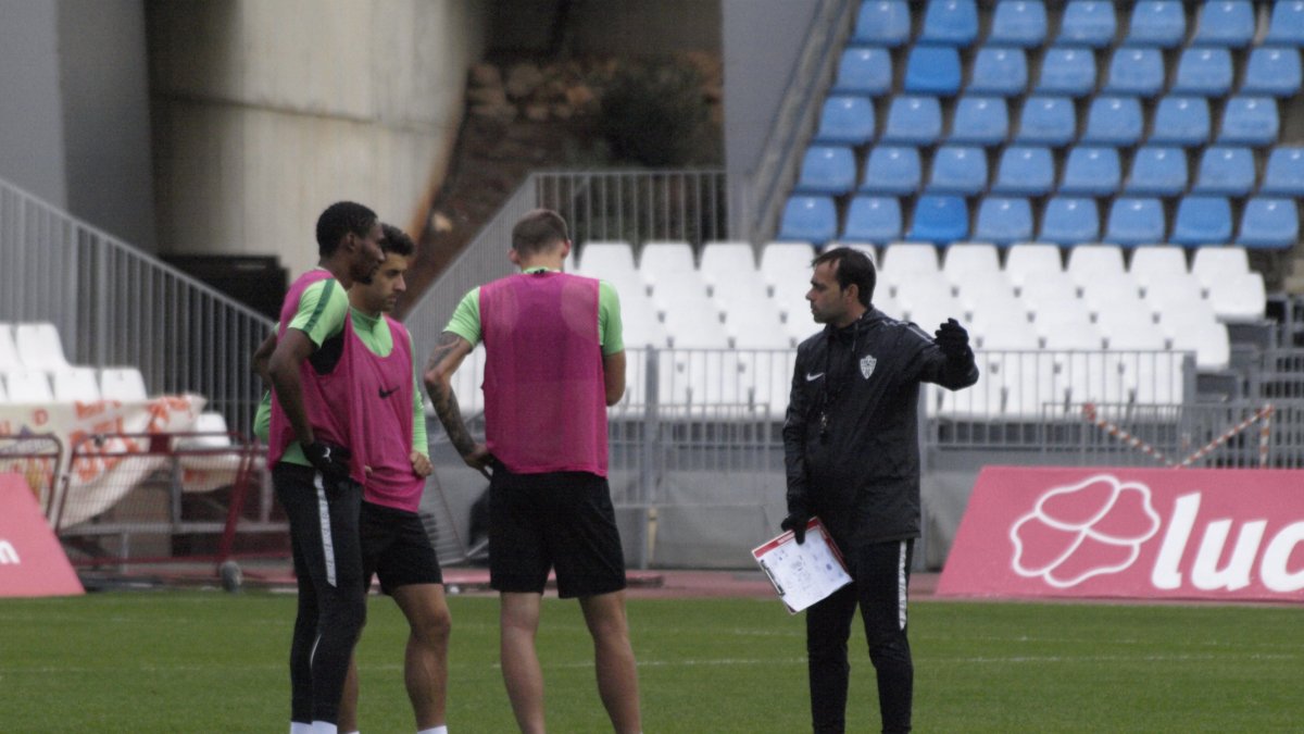 Fran Fernández hablando con Saveljich, De la Hoz y Owona.