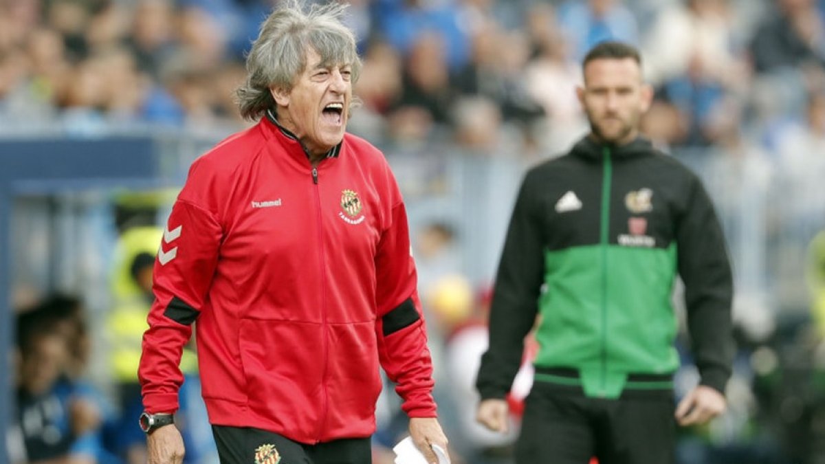 Enrique Martín Monreal dirigiendo al Nástic.