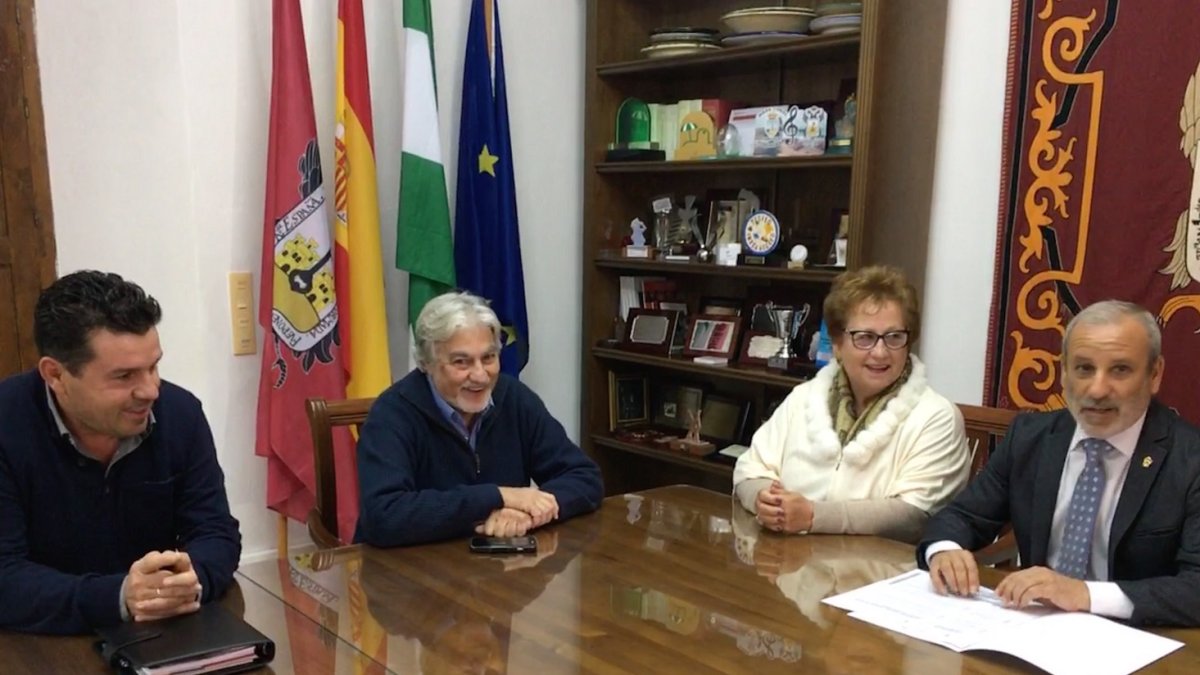 El alcalde (primero por la derecha) con miembros de Asprodalba.