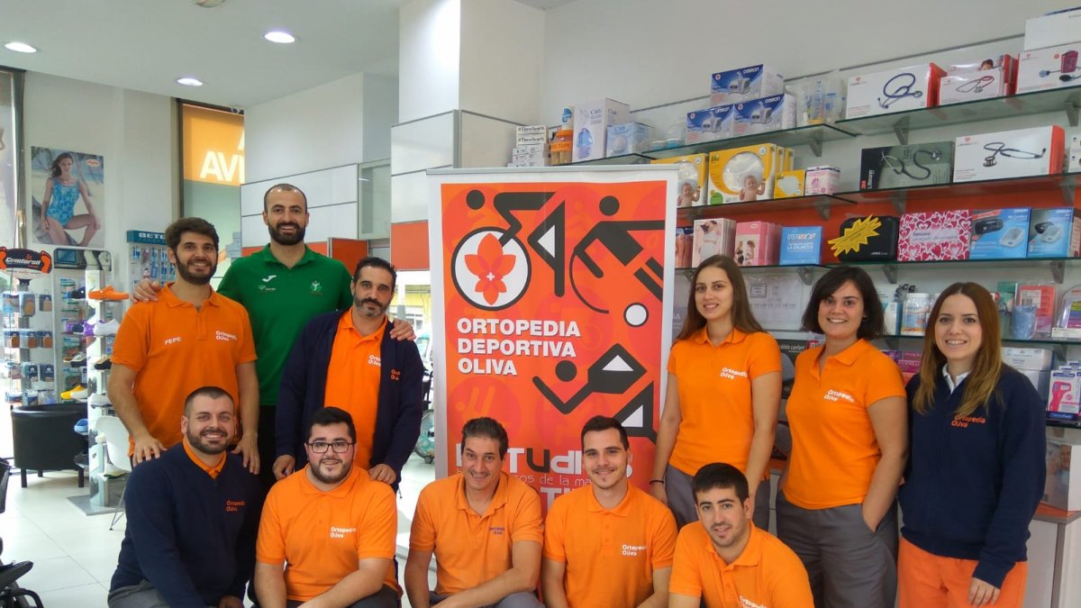 Manuel Parres con la familia de Ortopedia Oliva.