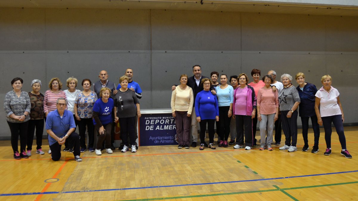 Juanjo Segura y los deportistas en el pabellón de El Toyo.