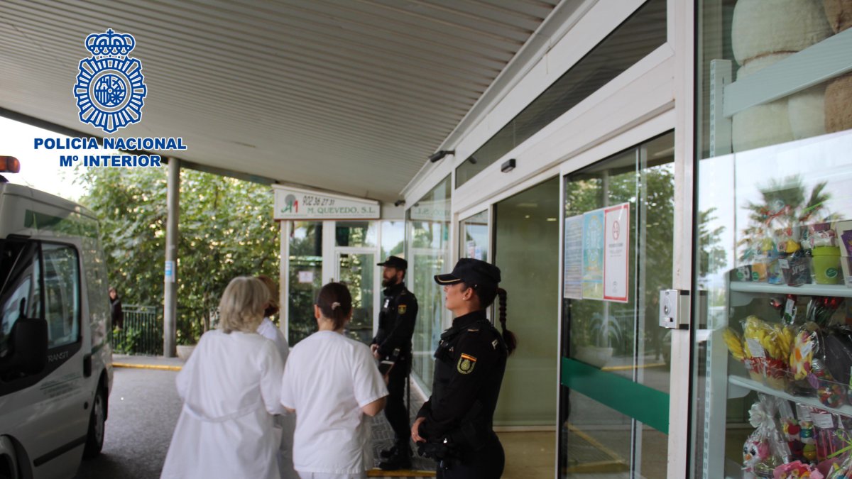Agentes de la Policía Nacional en Torrecárdenas la mañana del miércoles