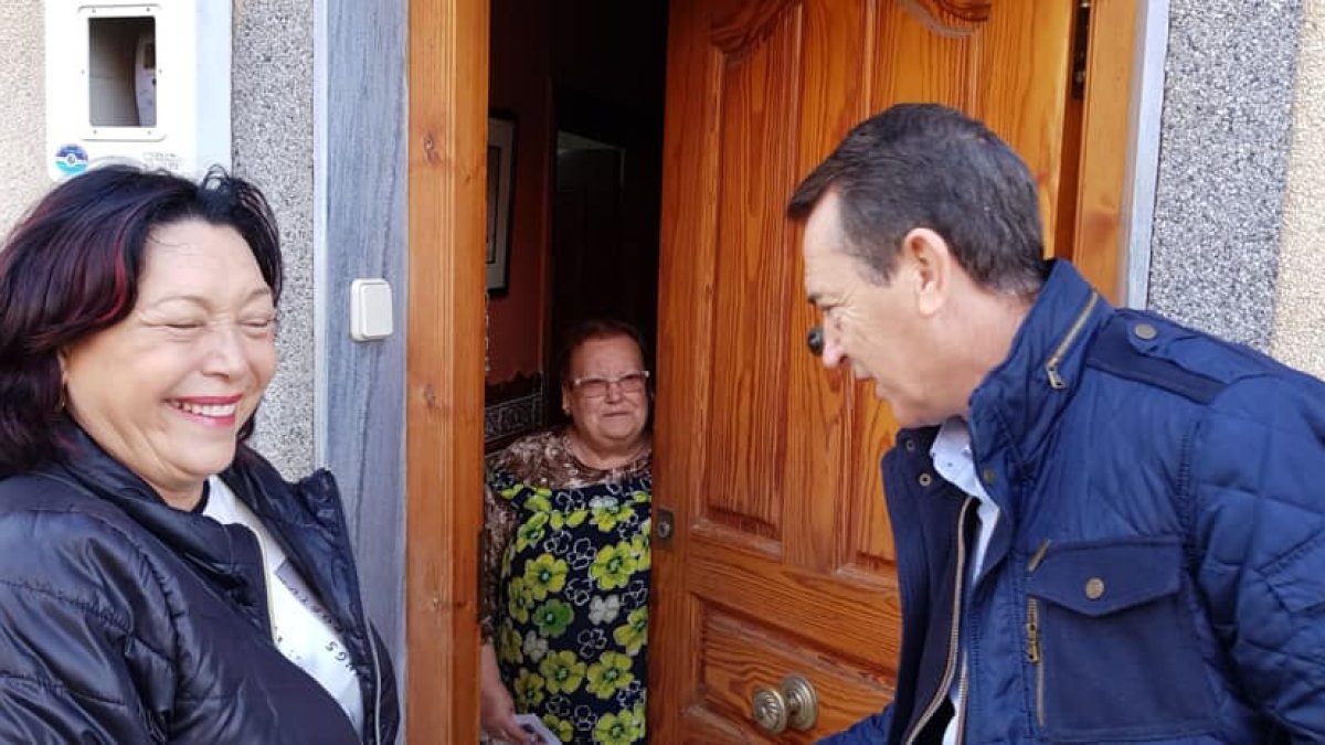 Juan Carlos Pérez Navas en un puerta a puerta