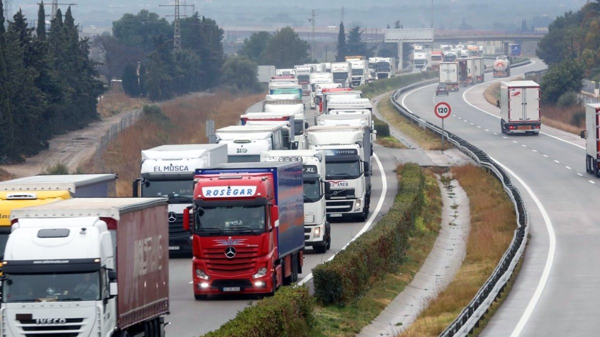 Las vías  galas se paralizaron ayer con remolques cargados de verduras perecederas almerienses.