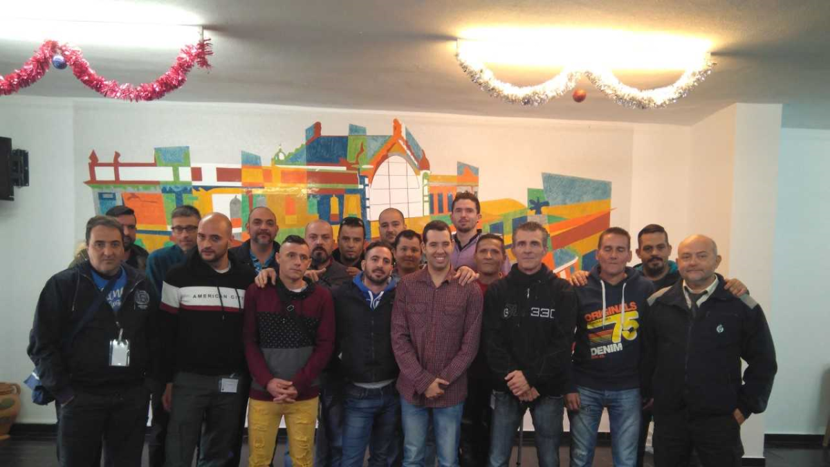 Carlos Tejada con los internos.