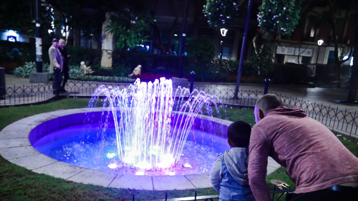 Fuente iluminada de color morado contra la Violencia de Género.