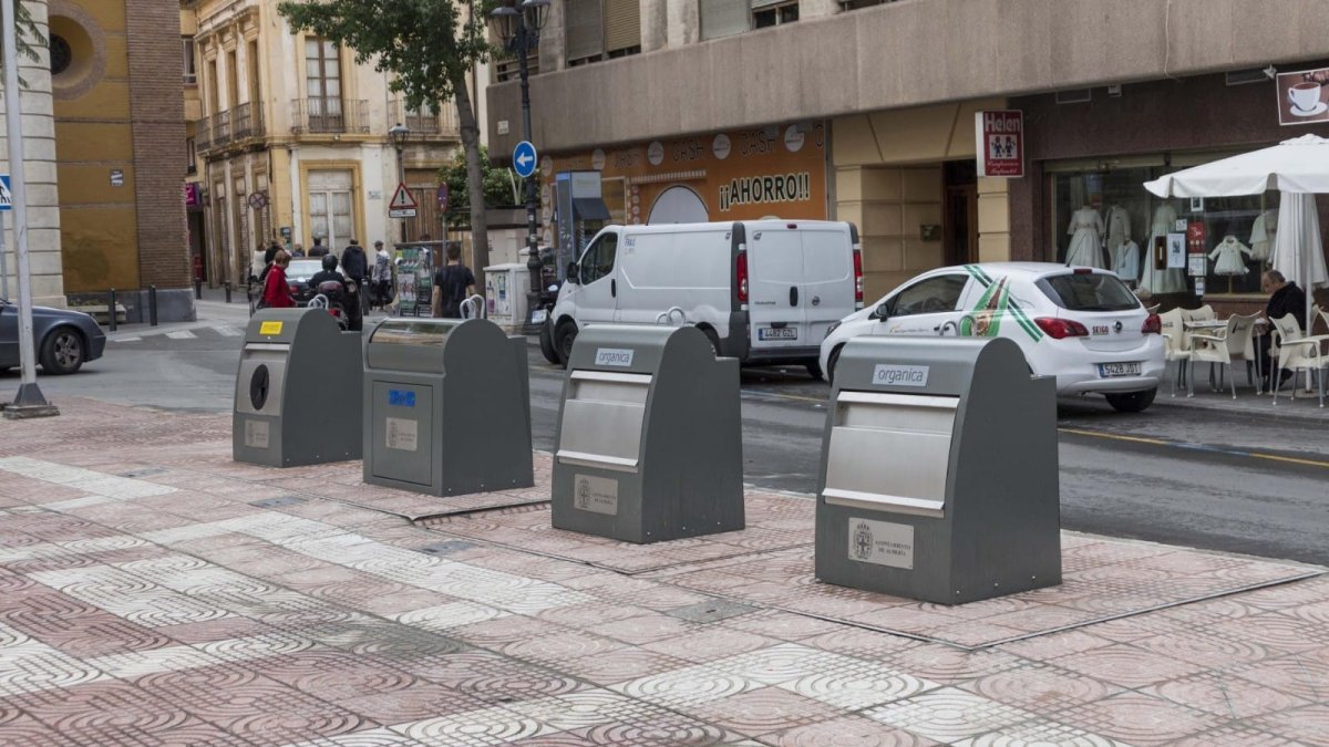 Batería de contenedores soterrados en la Plaza San Pedro.