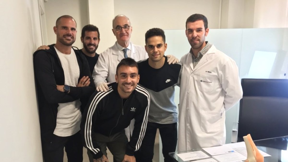 Pedro Luis Ripoll con los futbolistas tras darles el alta.