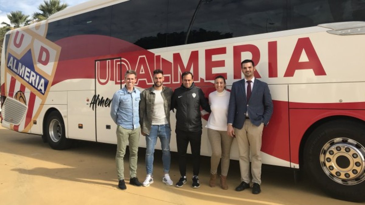Presentación del nuevo autocar del Almería.