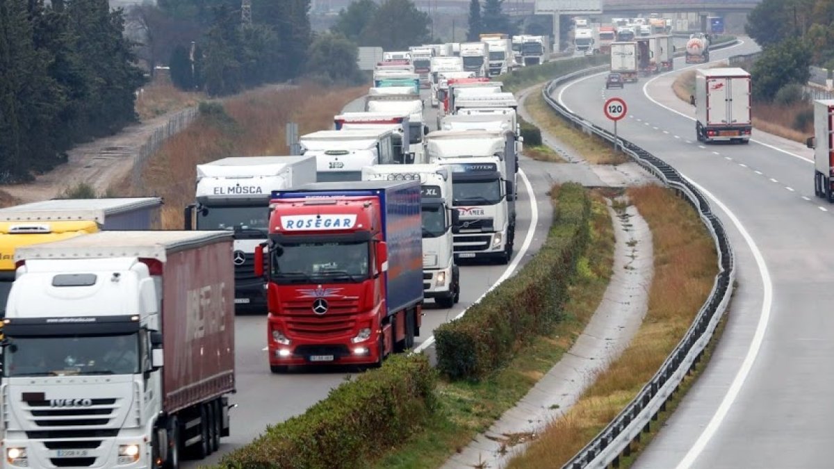 Las vías galas se paralizaron ayer con remolques cargados de verduras perecederas almerienses.