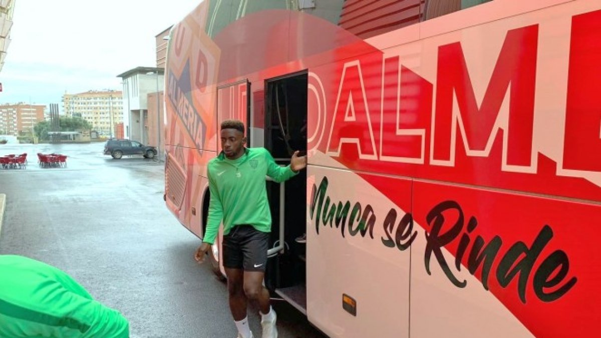 Yan Eteki al llegar con la expedición rojiblanco al campo de entrenamiento en Tarragona.