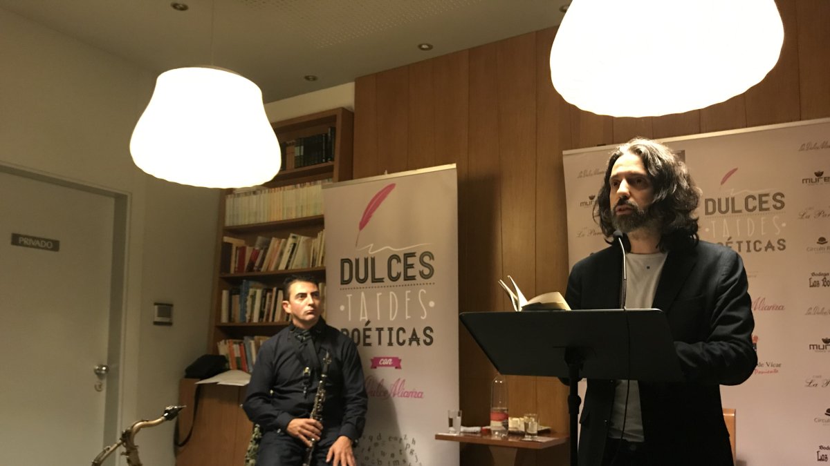 Andrés neuman lee junto al músico José Balastegui.