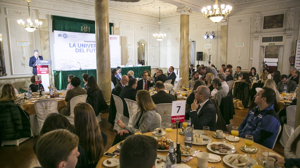 El debate fue presenciado por un gran número de personas que llenaron la sala del Círculo Mercantil.