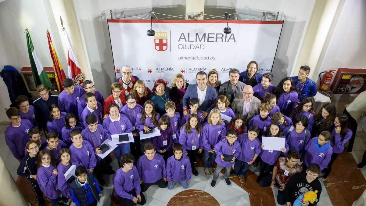 Los concejales de Almería y el alcalde posan con niños del congreso.