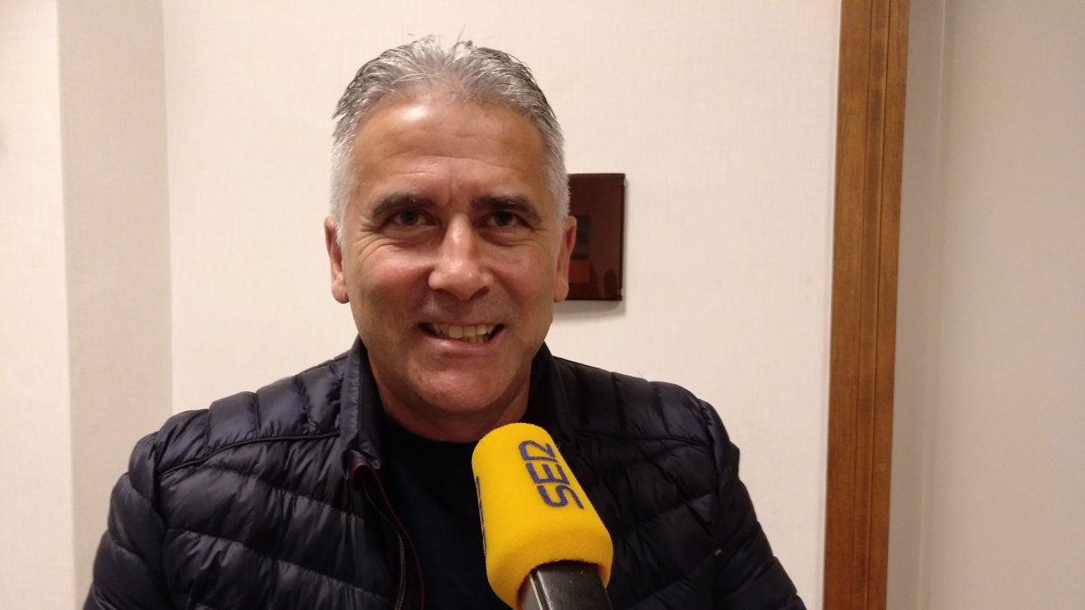 Pepe Morales en los estudios de la Cadena SER.