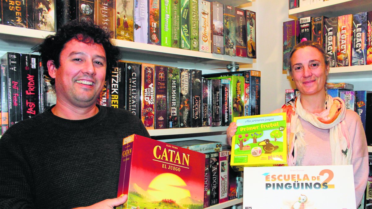 Alfonso y Elia han montado ‘Orión’, un imperio de los juegos de mesa en el corazón de la calle de las Tiendas.