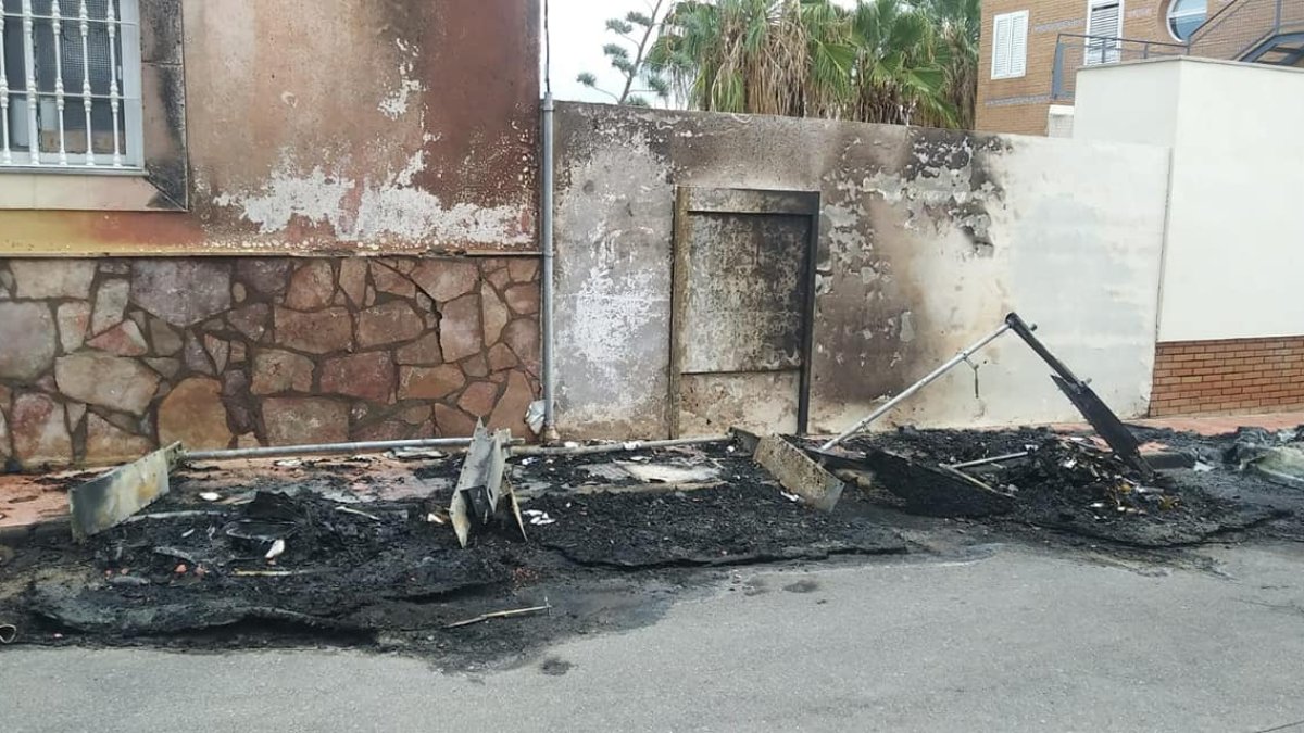 Imagen de restos de contenedores calcinados en Huércal de Almería.