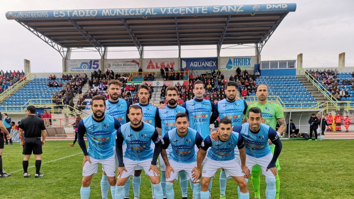 El once del Club Deportivo El Ejido ayer en el campo del Don Benito.