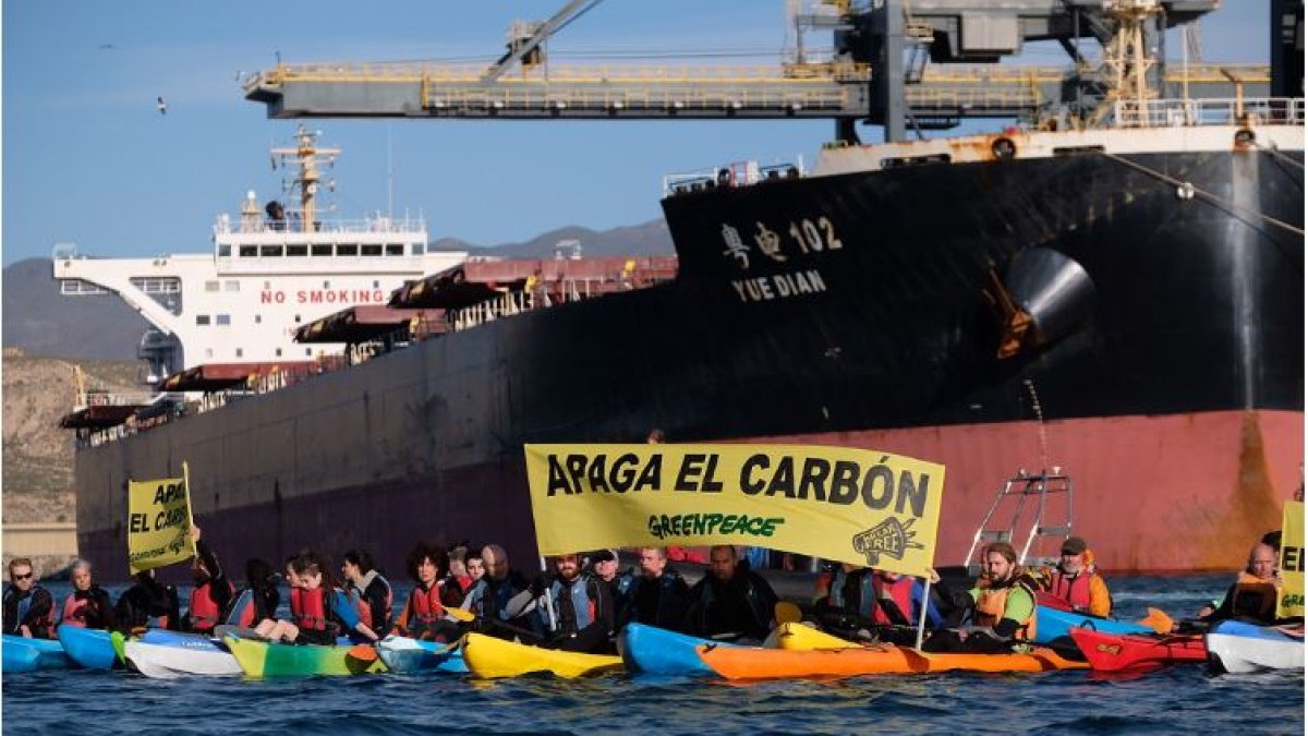 Activistas de Greenpeace con pancartas pidiendo el cierre de la central.