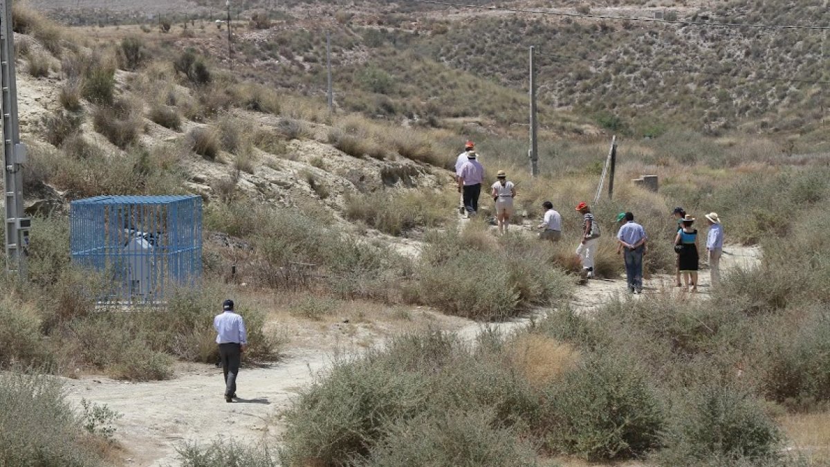 Técnicos del Ciemat visitando el perímetro vallado de Palomares en 2011.