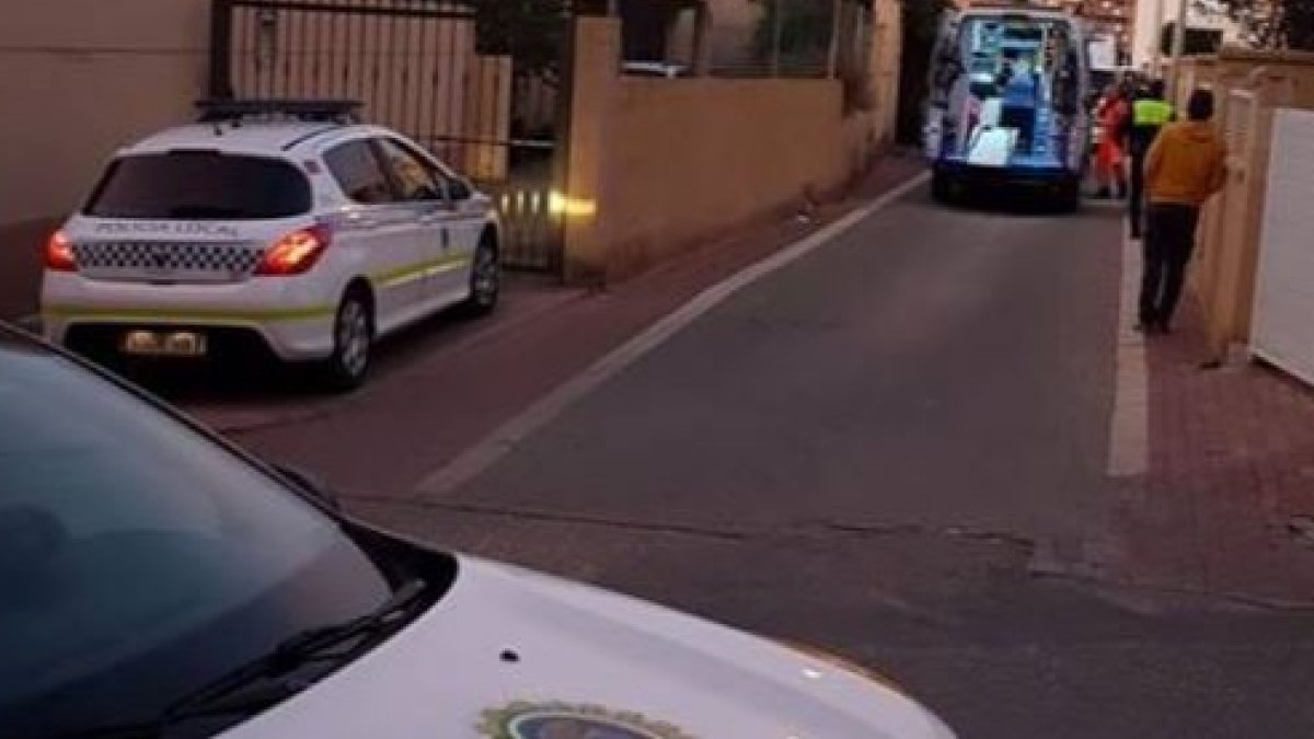 Policía Local y sanitarios en el lugar de los hechos. Foto Red Ciudadanos Roquetas de Mar