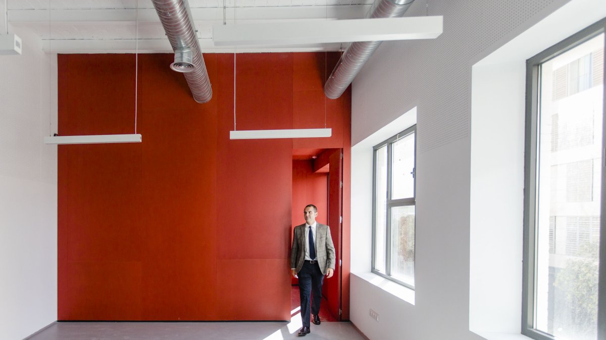 El alcalde durante una de sus visitas a la nueva Biblioteca Municipal.
