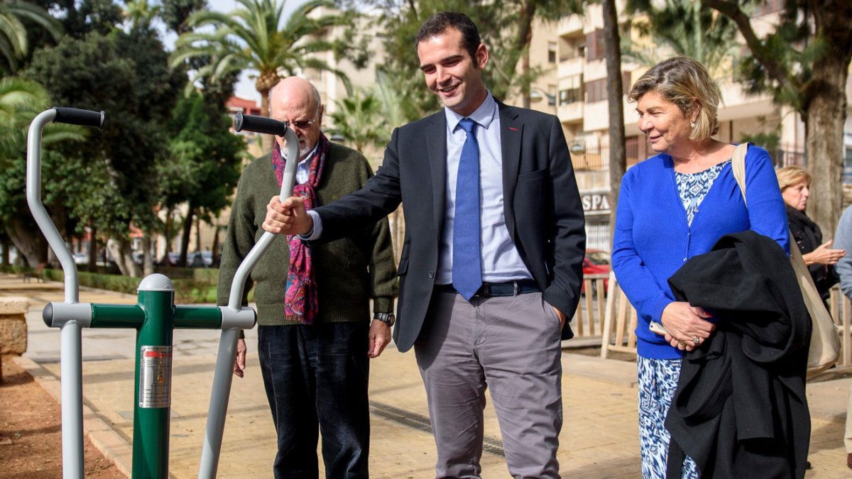 El alcalde durante una visita a un área biosaludable.