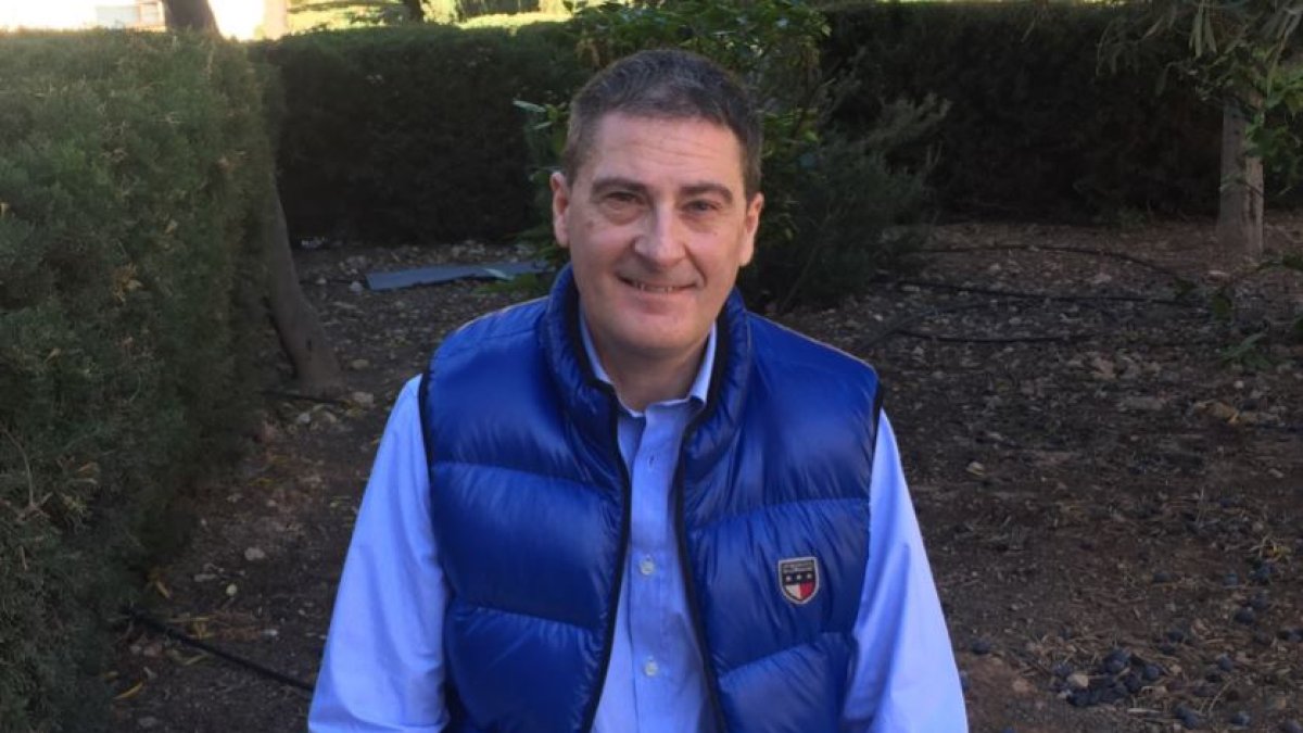 José Andújar con un ejemplar de ‘Centros de gravedad’ en el IES Alborán, su centro.