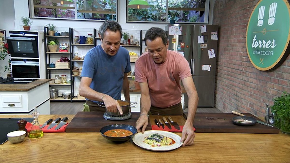 Los hermanos Torres tras cocinar dos platos muy almerienses.