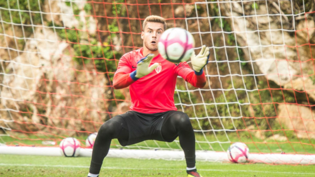 Álvaro Fernández llegó de Mónaco para reforzar la meta del Extremadura.