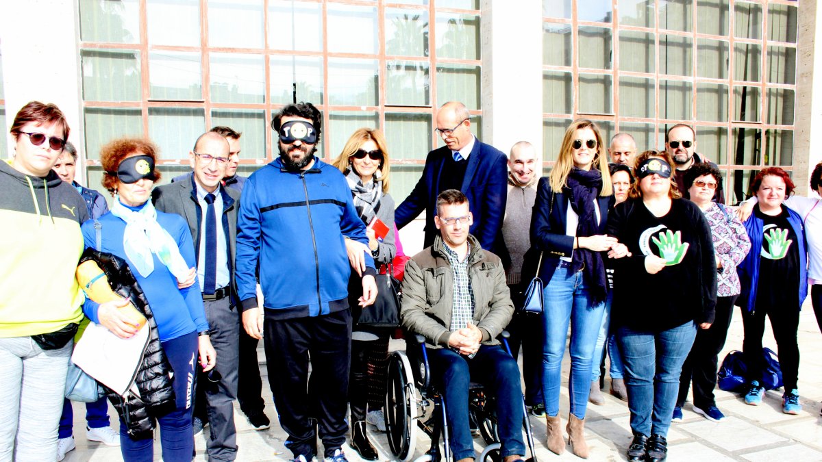 Participantes en la experiencia con antifaces y sillas de ruedas en la Plaza Mayor.