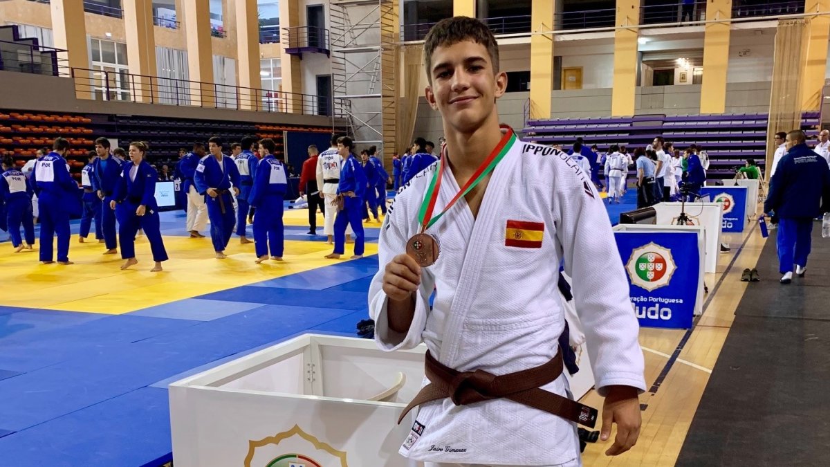 Jairo Giménez posando con la medalla de bronce.