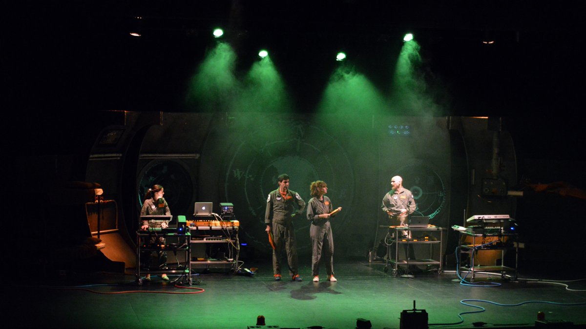 Captura de una escena de la representación \'Bitácora. Un cuaderno musical\'.