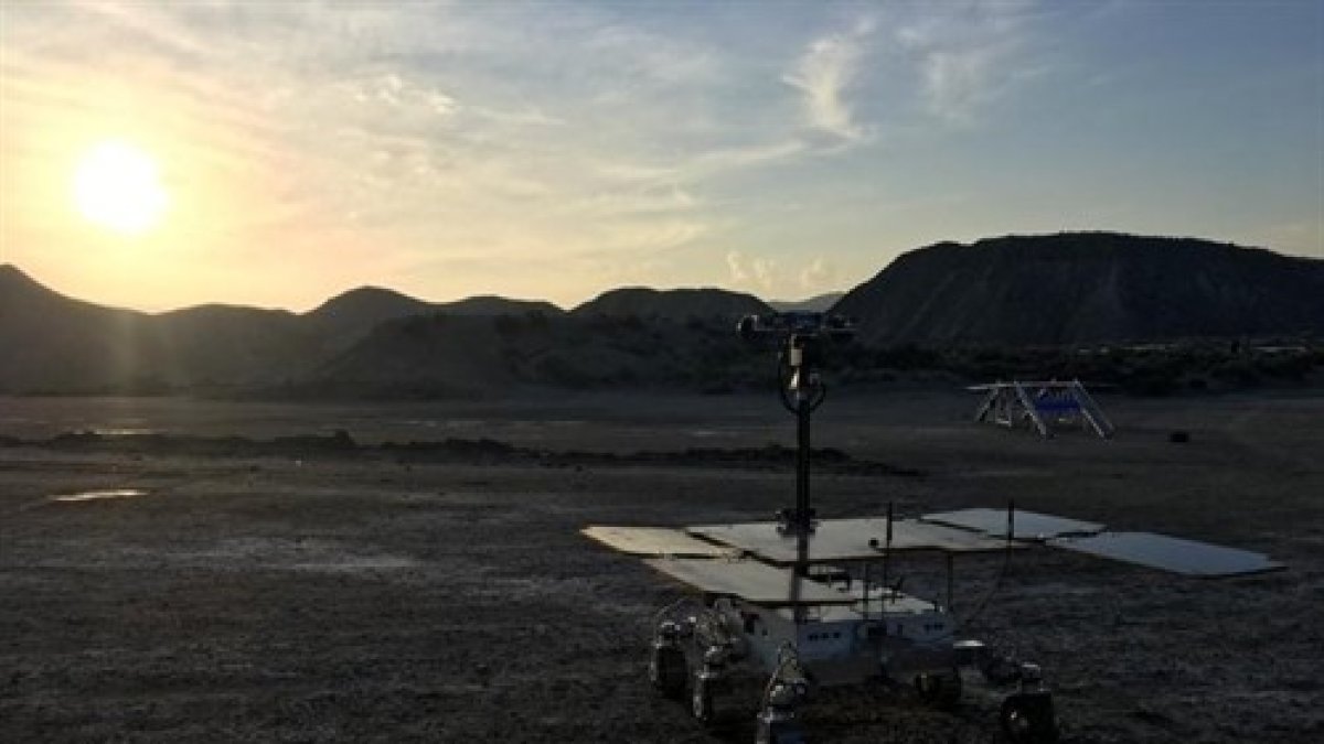 \'Charli\' disfruta de una puesta de sol tras su entrenamiento en Tabernas.