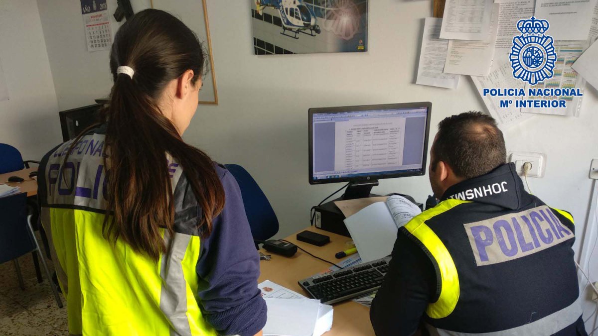 Agentes de la Policía Nacional durante la investigación.