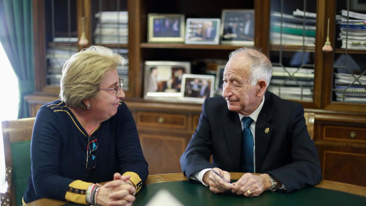 Firma entre la alcaldesa y el presidente de Diputación.