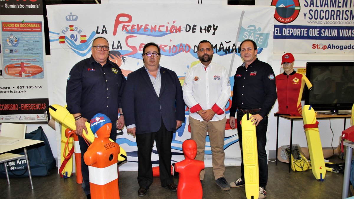 José Juan Rubí con representantes de la RFESS en en el Salón de la Salud.