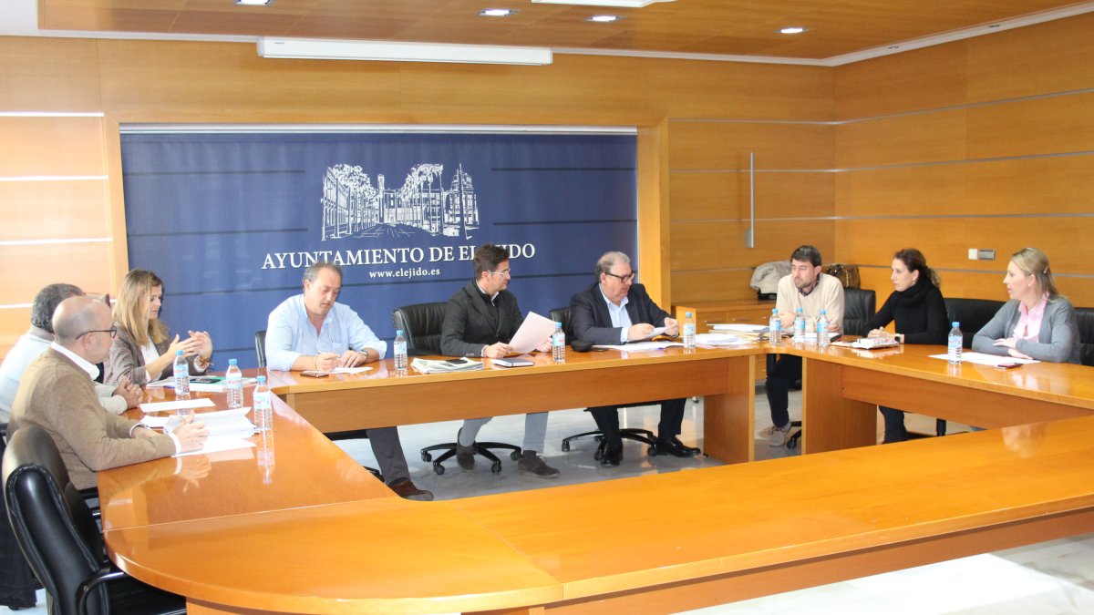Miembros de la Junta de Gobierno reunidos.